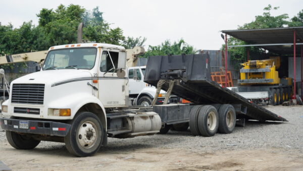 Camión plataforma de 33,000 LBS